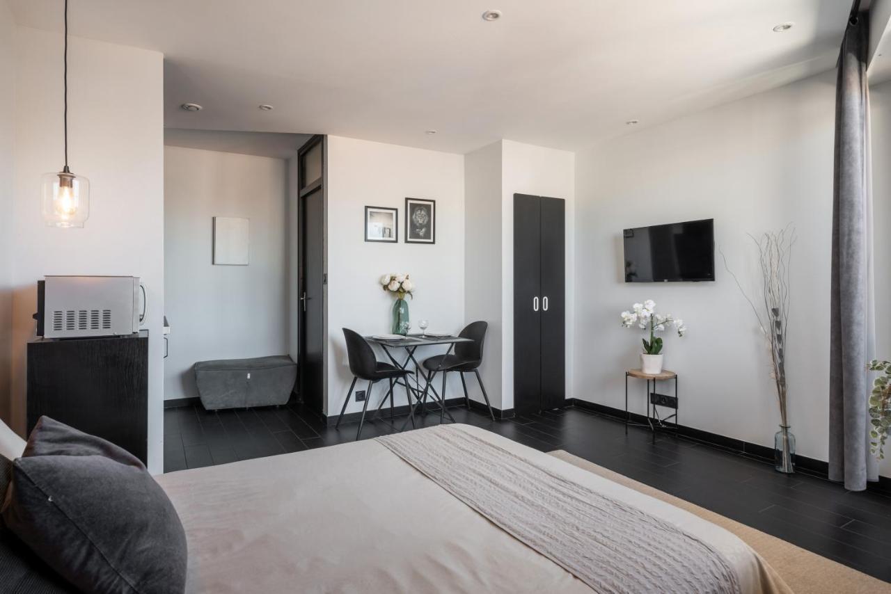 Black & White A 10 Mins A Pieds De La Gare Pour Geneve Apartment *